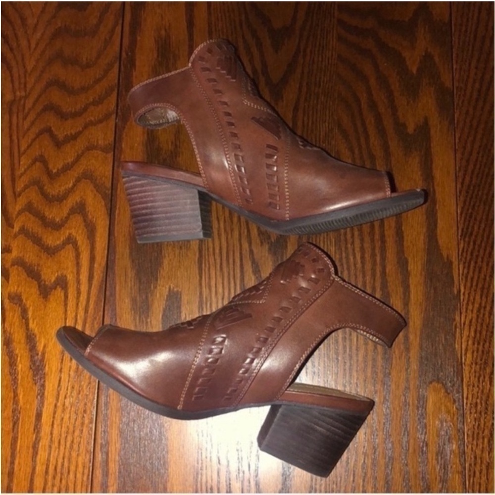 Baretraps Ivalyn Auburn Open Toe Sandals - Picture 6 of 13